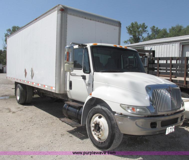 image for item F7397 2002 International 4300 box truck