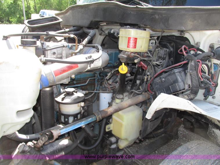 image for item F7397 2002 International 4300 box truck