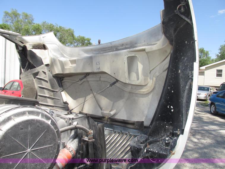 image for item F7397 2002 International 4300 box truck