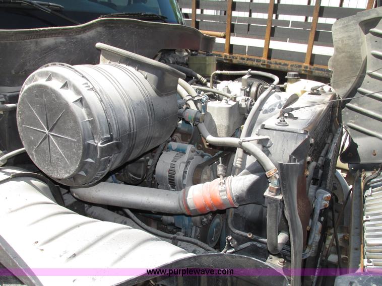 image for item F7397 2002 International 4300 box truck