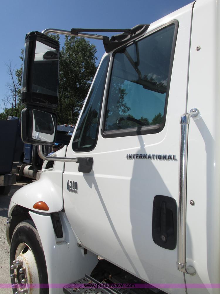image for item F7397 2002 International 4300 box truck