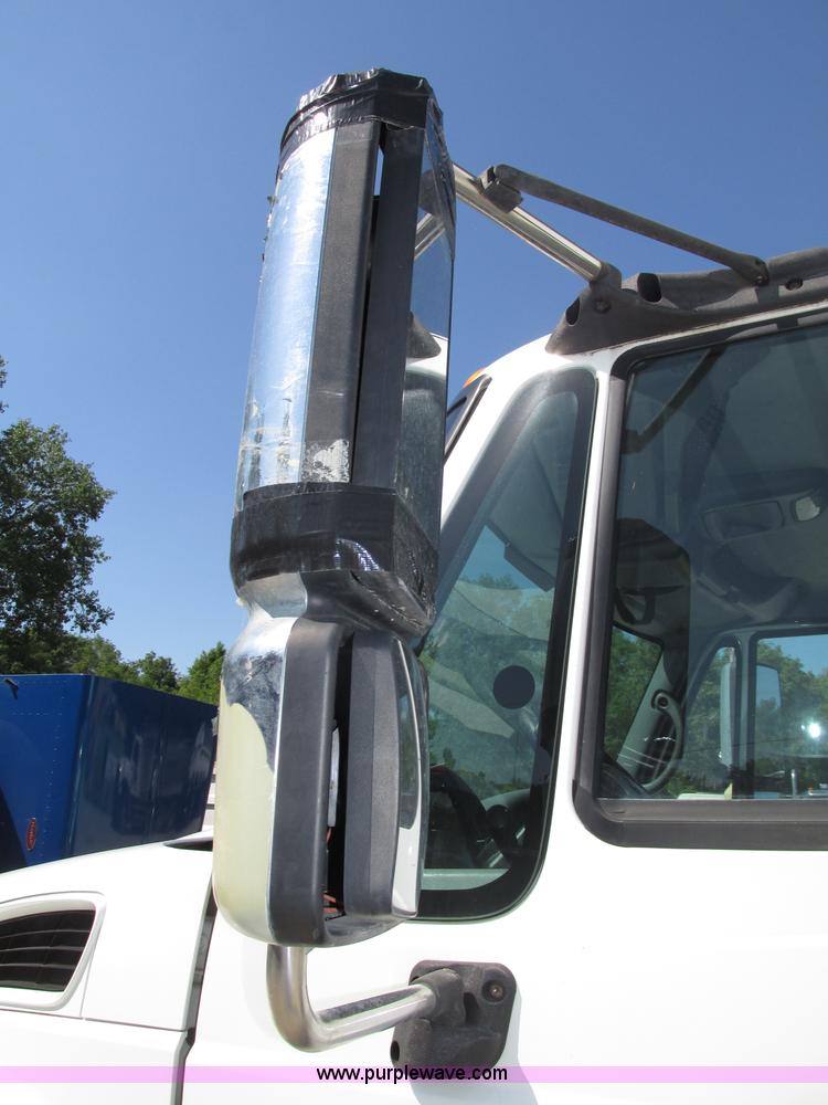 image for item F7397 2002 International 4300 box truck