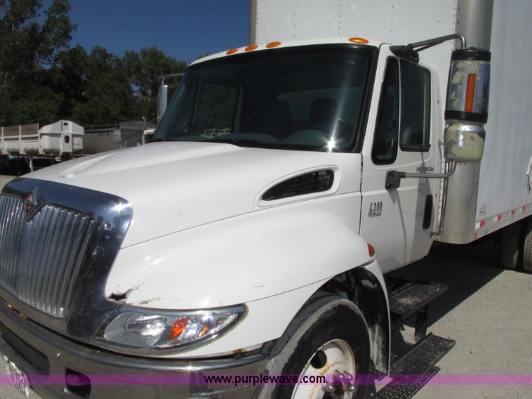 image for item F7397 2002 International 4300 box truck