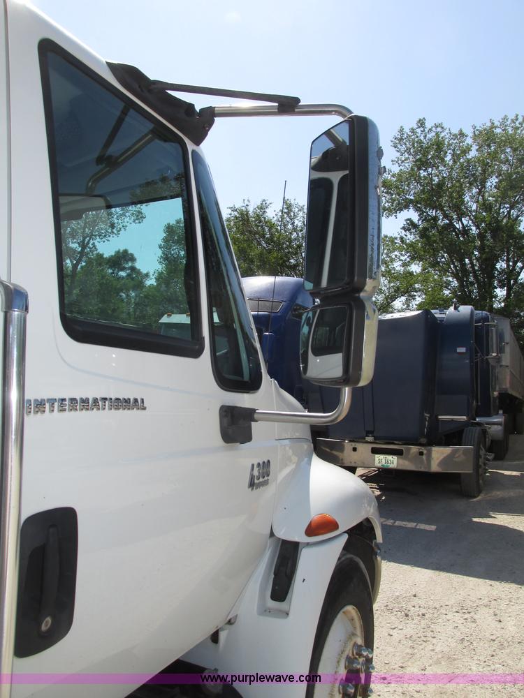 image for item F7397 2002 International 4300 box truck