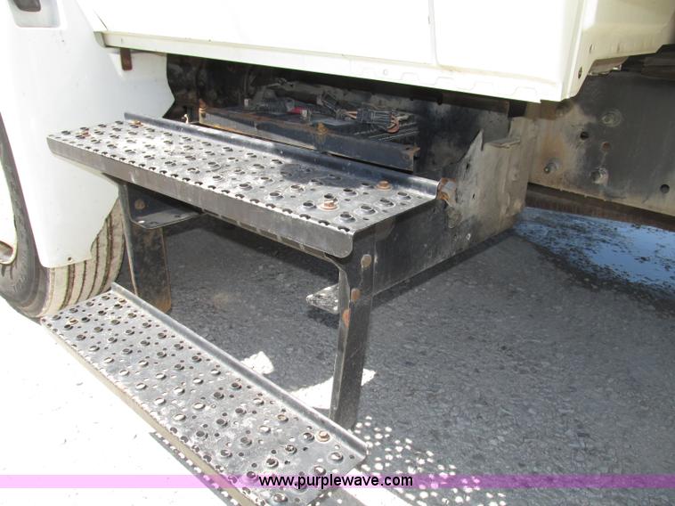 image for item F7397 2002 International 4300 box truck