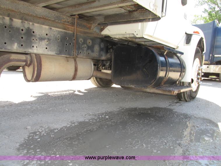 image for item F7397 2002 International 4300 box truck