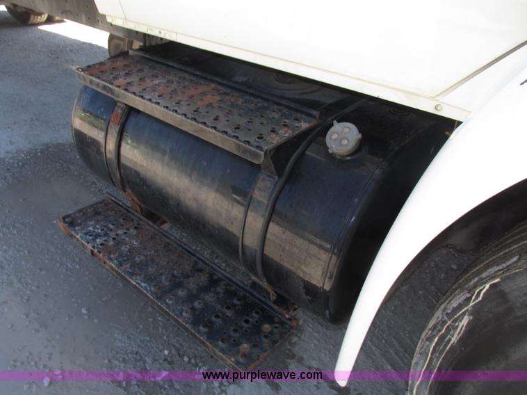 image for item F7397 2002 International 4300 box truck