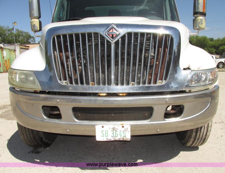 image for item F7397 2002 International 4300 box truck