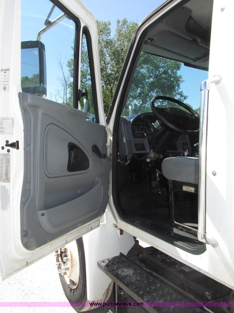 image for item F7397 2002 International 4300 box truck