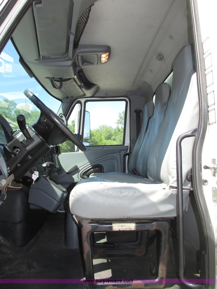 image for item F7397 2002 International 4300 box truck