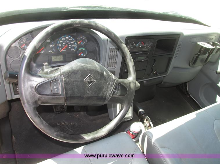 image for item F7397 2002 International 4300 box truck