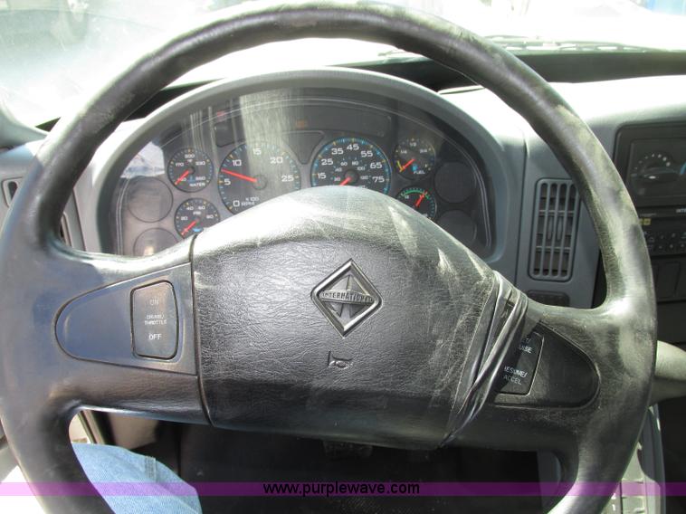 image for item F7397 2002 International 4300 box truck