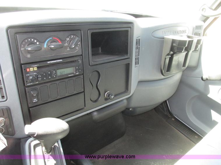 image for item F7397 2002 International 4300 box truck