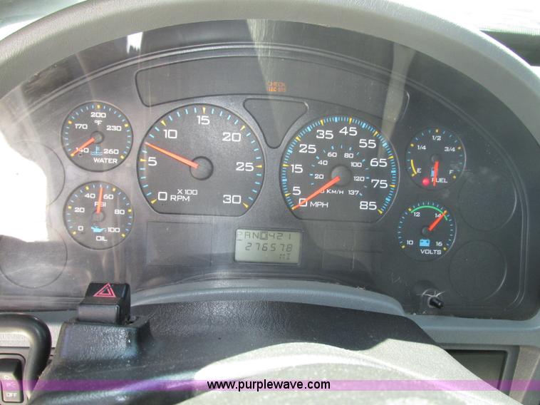 image for item F7397 2002 International 4300 box truck