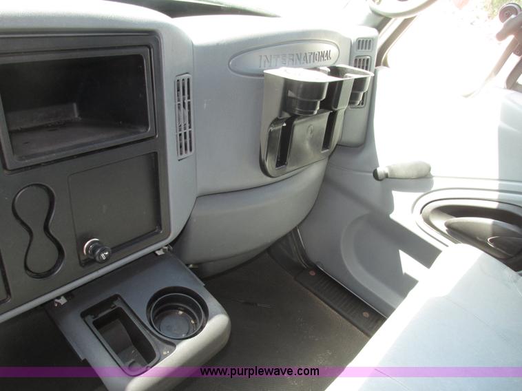 image for item F7397 2002 International 4300 box truck