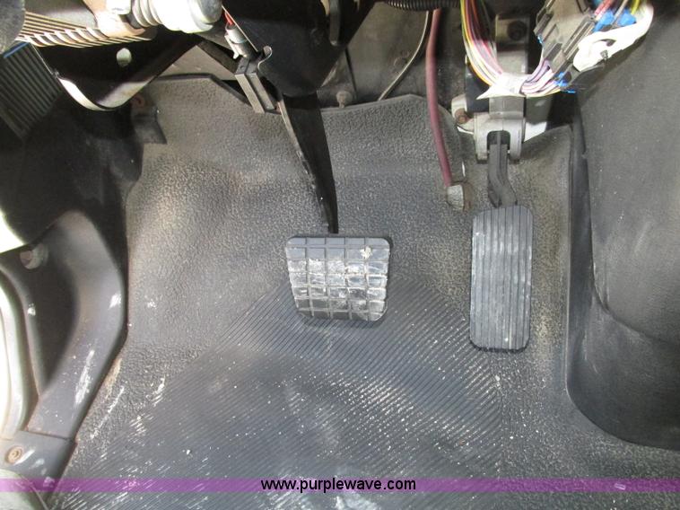 image for item F7397 2002 International 4300 box truck