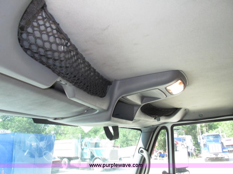 image for item F7397 2002 International 4300 box truck