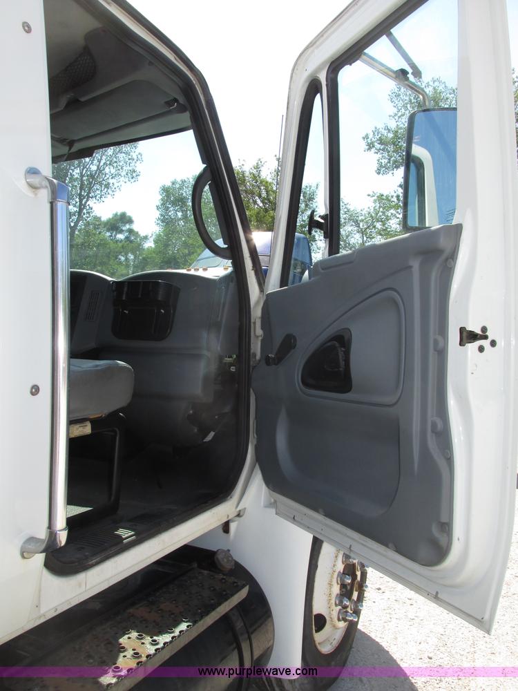 image for item F7397 2002 International 4300 box truck