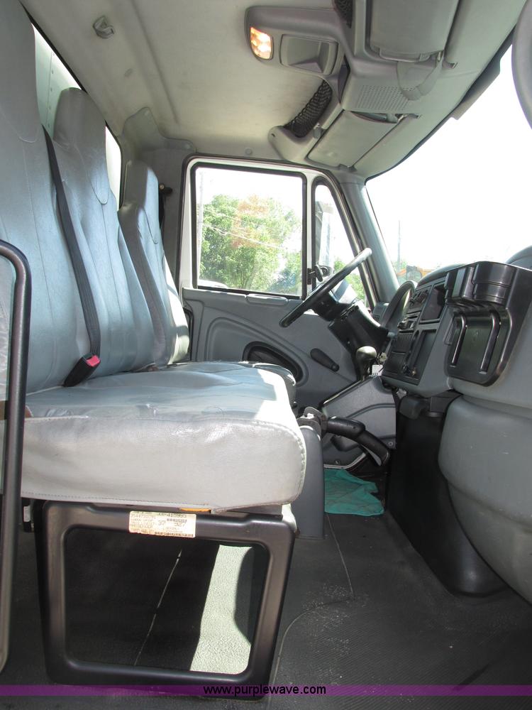 image for item F7397 2002 International 4300 box truck