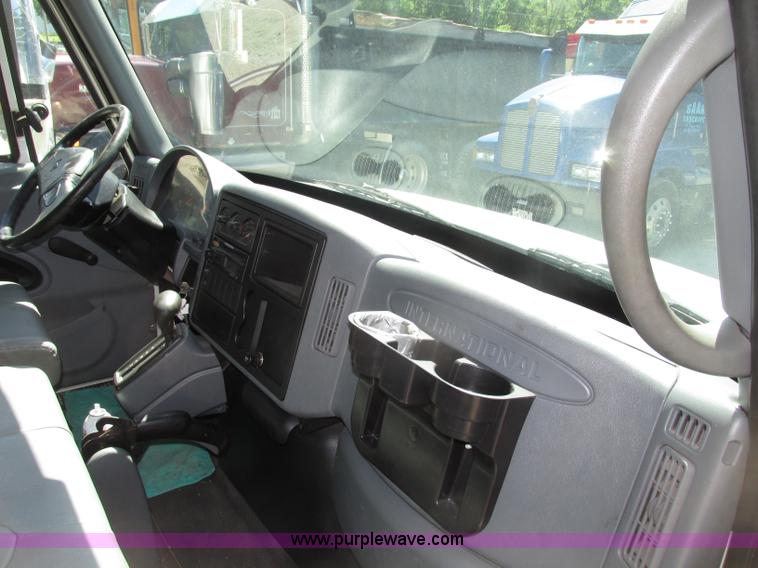 image for item F7397 2002 International 4300 box truck