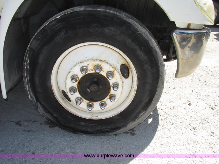 image for item F7397 2002 International 4300 box truck