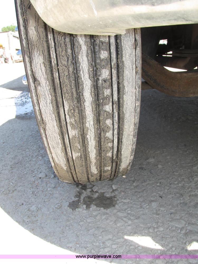 image for item F7397 2002 International 4300 box truck