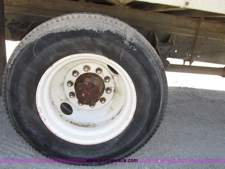 image for item F7397 2002 International 4300 box truck