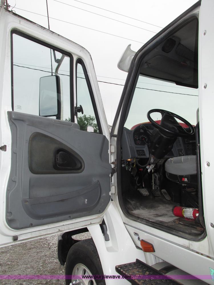 image for item F7398 2006 International TranStar 8600 semi truck