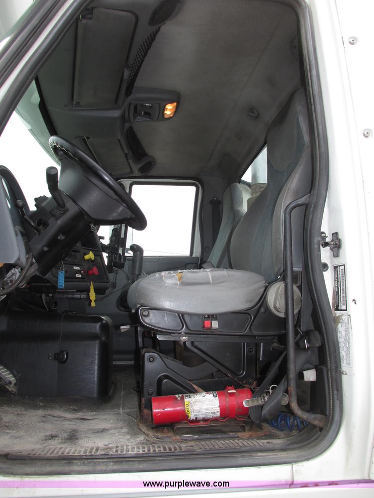 image for item F7398 2006 International TranStar 8600 semi truck