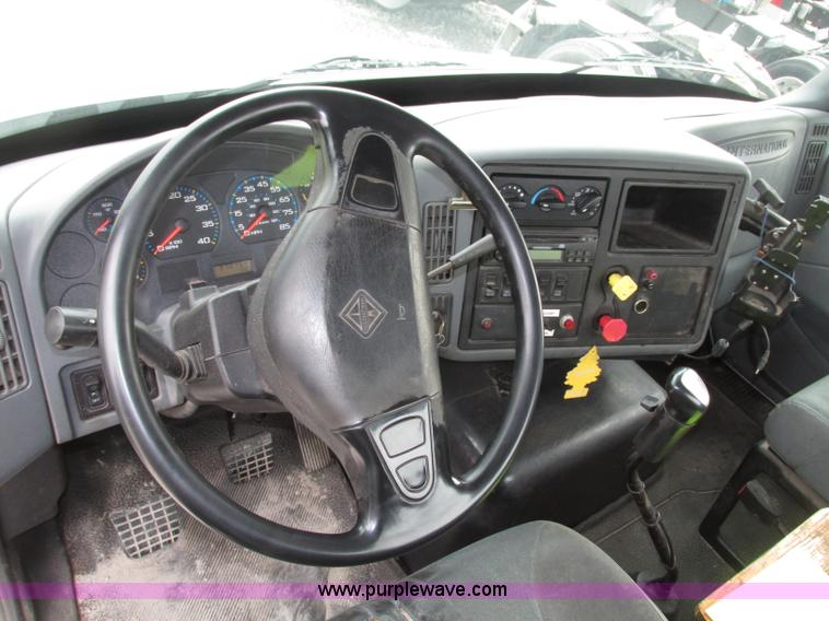image for item F7398 2006 International TranStar 8600 semi truck