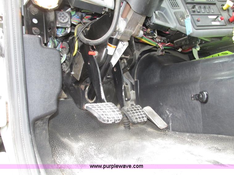 image for item F7398 2006 International TranStar 8600 semi truck