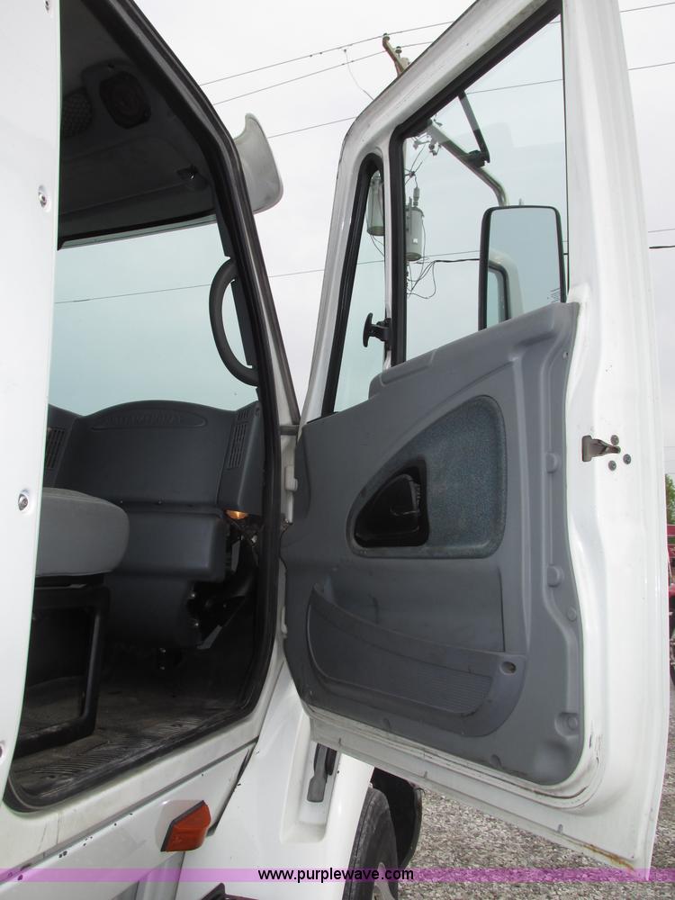 image for item F7398 2006 International TranStar 8600 semi truck