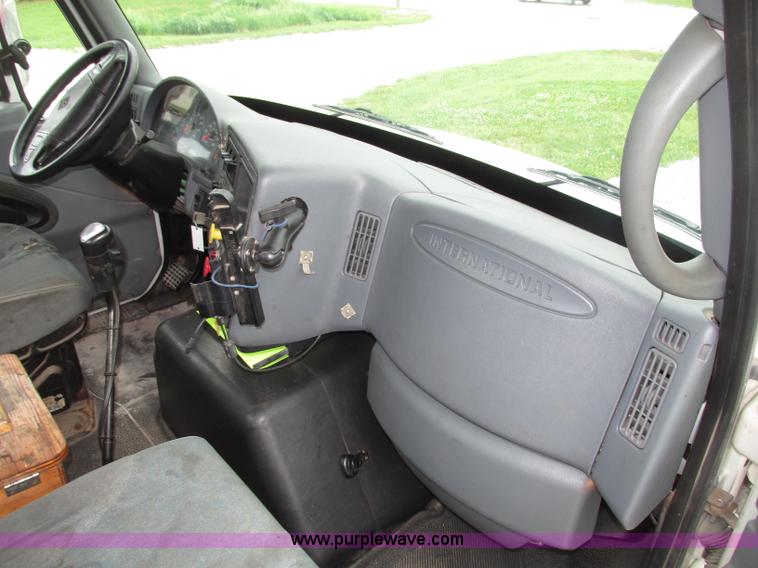 image for item F7398 2006 International TranStar 8600 semi truck