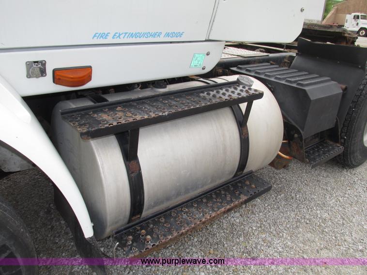 image for item F7398 2006 International TranStar 8600 semi truck