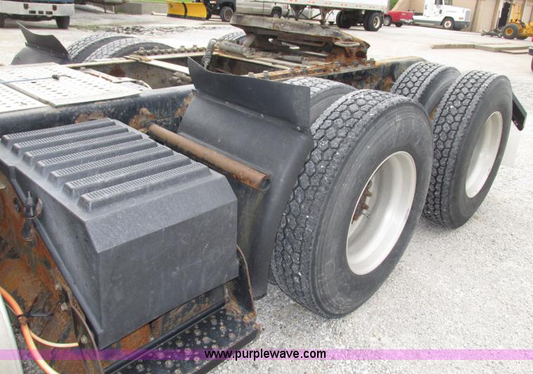 image for item F7398 2006 International TranStar 8600 semi truck