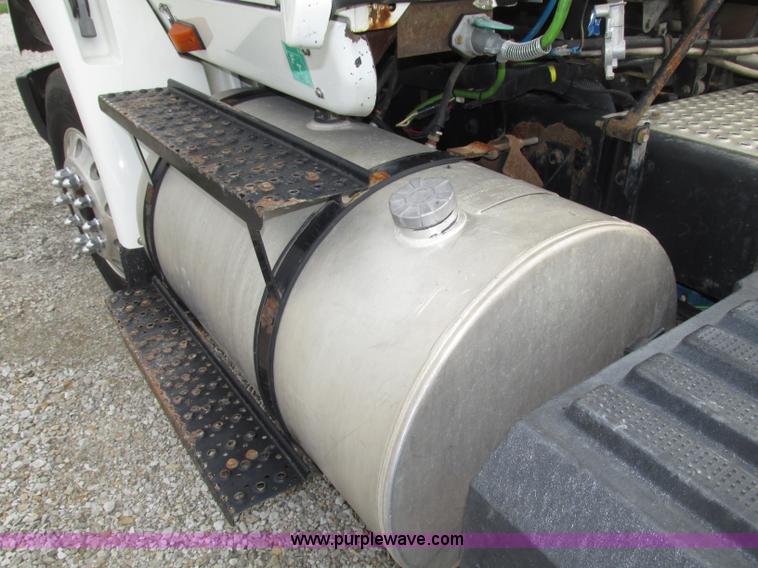 image for item F7398 2006 International TranStar 8600 semi truck