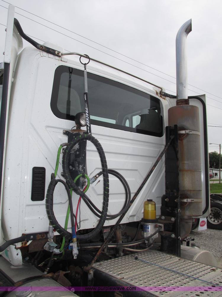 image for item F7398 2006 International TranStar 8600 semi truck