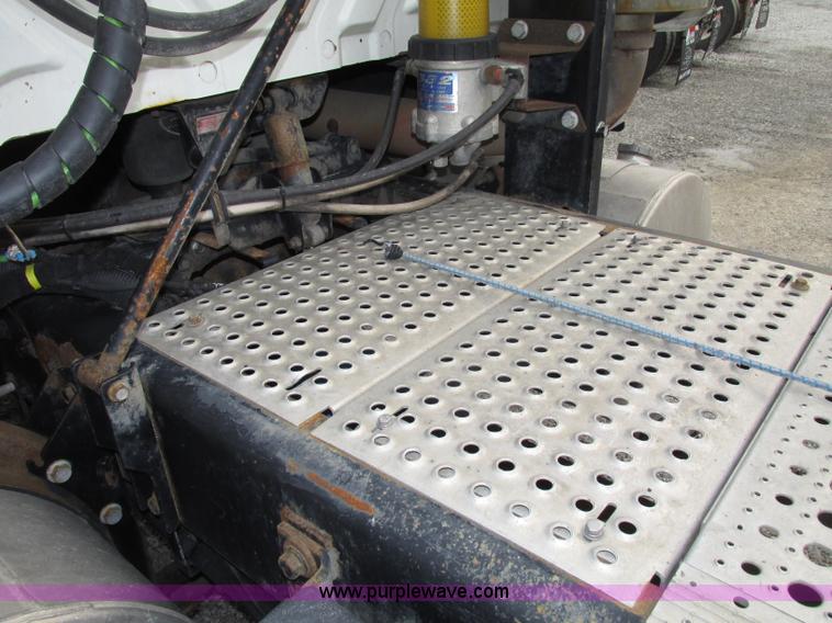 image for item F7398 2006 International TranStar 8600 semi truck