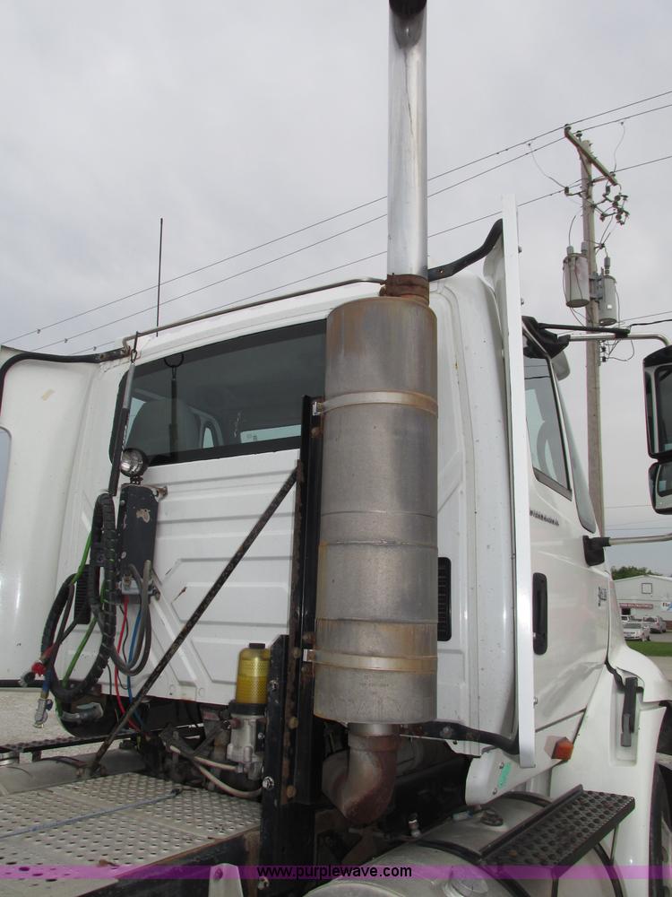 image for item F7398 2006 International TranStar 8600 semi truck
