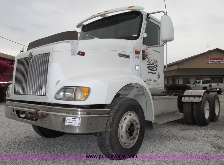 image for item F7399 2000 International 9200i semi truck