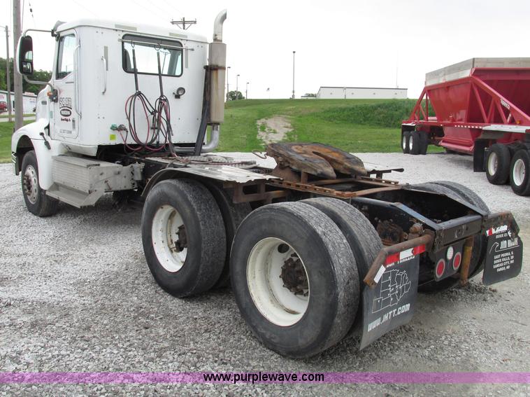 image for item F7399 2000 International 9200i semi truck