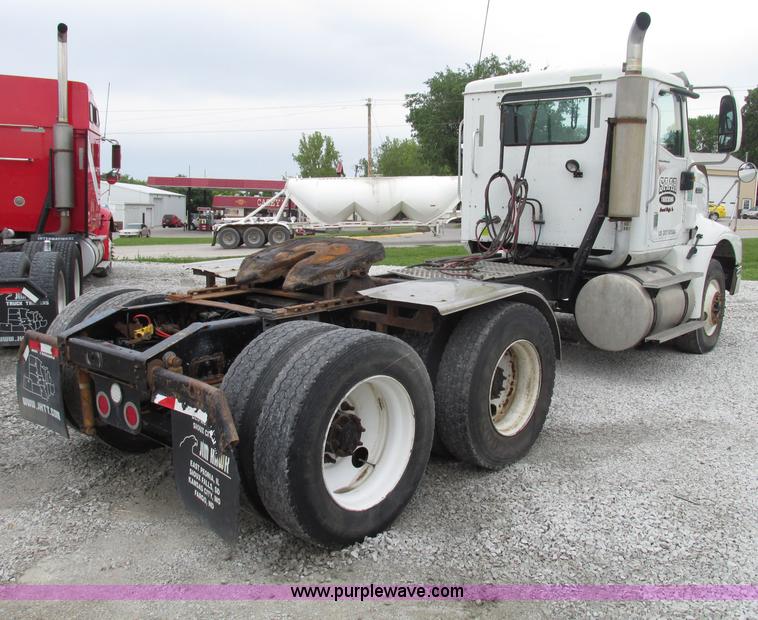 image for item F7399 2000 International 9200i semi truck