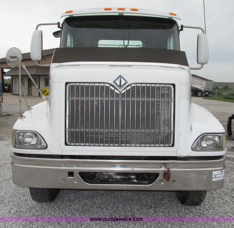 image for item F7399 2000 International 9200i semi truck