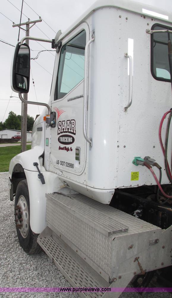 image for item F7399 2000 International 9200i semi truck