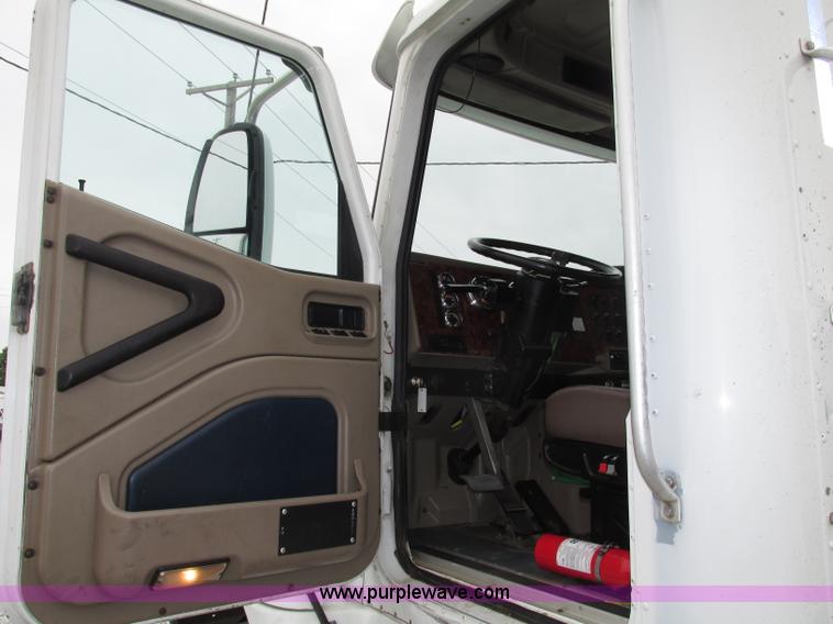 image for item F7399 2000 International 9200i semi truck
