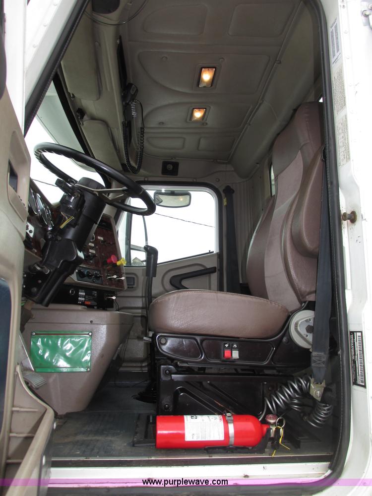 image for item F7399 2000 International 9200i semi truck