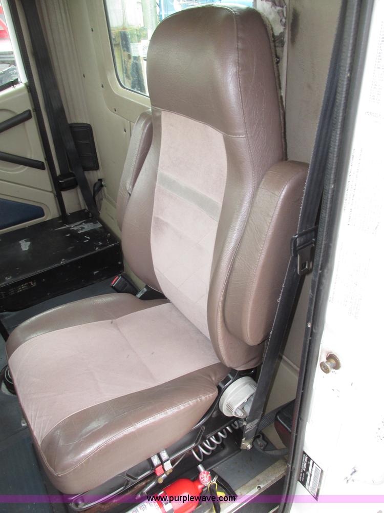 image for item F7399 2000 International 9200i semi truck