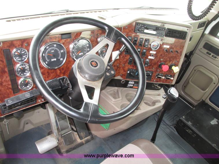 image for item F7399 2000 International 9200i semi truck