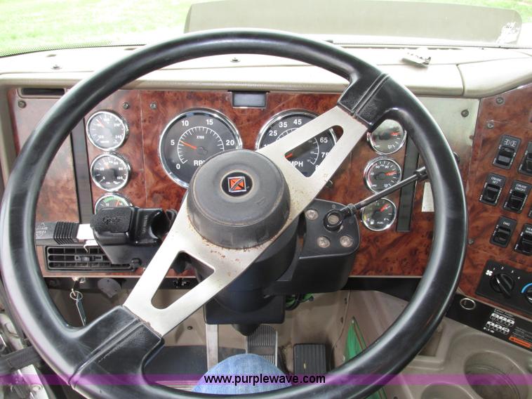 image for item F7399 2000 International 9200i semi truck