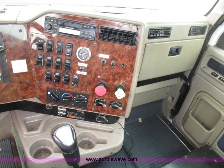 image for item F7399 2000 International 9200i semi truck